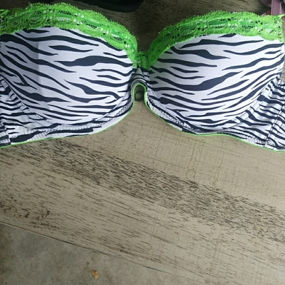 Bra 34B I think its wallflower but not sure!